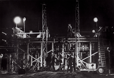 847666 Afbeelding van de nachtelijke werkzaamheden voor de aanleg van het spoorwegviaduct over de Cartesiusweg te ...